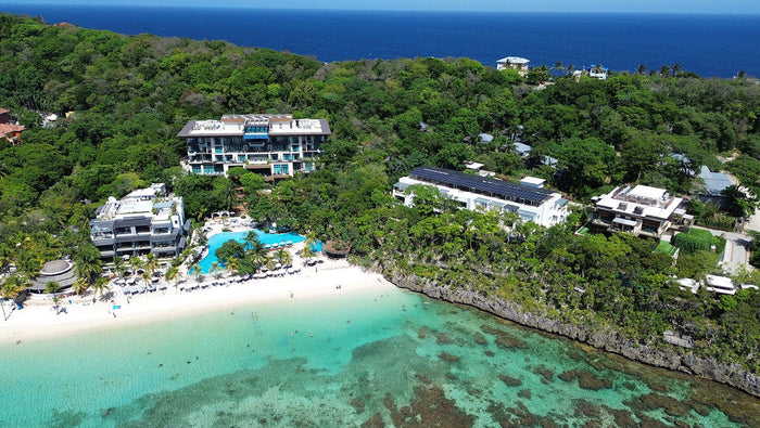 Vue aérienne de la plage de West Bay à Roatán, avec ses resorts et son récif corallien