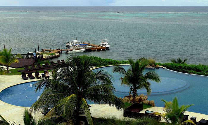 Piscine à débordement et ponton privé de Pristine Bay, sur la côte nord de Roatán