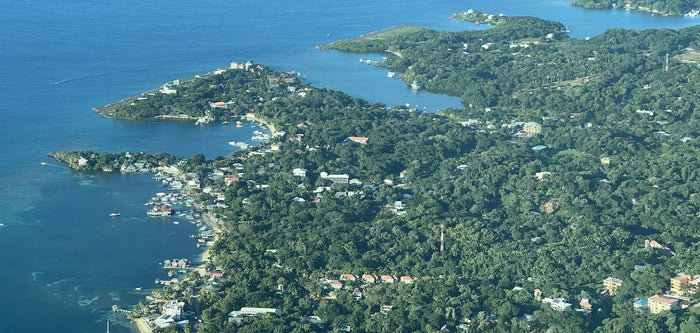 Vue aérienne du village de West End, à la pointe ouest de Roatán, au Honduras