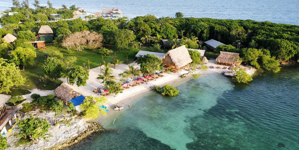 Vista aérea del cayo privado Brady's Cay y su playa en Roatán