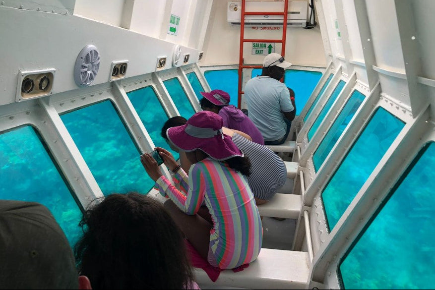 Paseo en barco con fondo de cristal